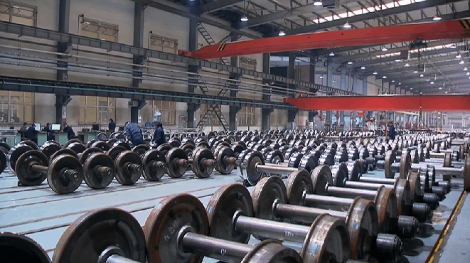 聚焦新質生產力丨輪軸“醫生”護航鐵路貨運